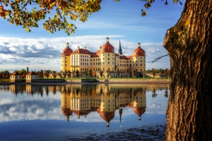 Schloss Moritzburg in Sachsen spiegelt sich im herbstlichen See nahe Dresden.