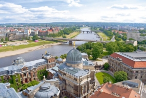 Stadtansicht von Dresden mit Elbe, Brücke und historischen Gebäuden im Vordergrund.