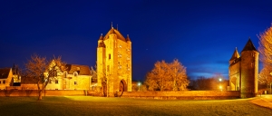Klever Tor im winterlichen Xanten, Nordrhein-Westfalen, bei Nacht.