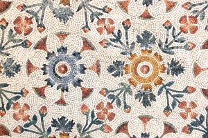 Mosaikfliesen in bunten geometrischen Mustern und blumigen Designs.
