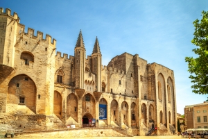 Papstpalast in Avignon, historisches Gebäude in der Provence, Frankreich, am Ufer der Rhone.