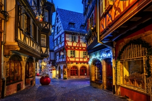 Verschneite Fachwerkhäuser in einer abendlichen Altstadtgasse.