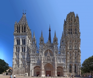 Fassade einer gotischen Kathedrale mit zwei Türmen bei klarem Himmel.
