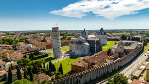 Luftaufnahme des Schiefen Turms von Pisa und der umliegenden Gebäude in Italien.