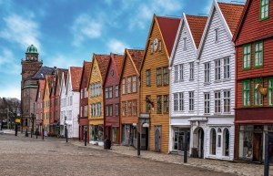 Bunte Holzhäuser der Tyske Brygge in Bergen, Norwegen, an der Südwestküste Skandinaviens.