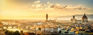 Panorama von Florenz bei Sonnenuntergang mit Dom und Fluss.
