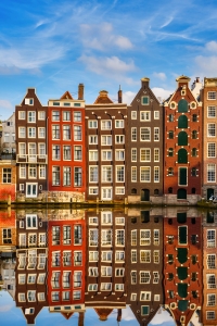 traditionelle holländische Giebelhäuser in Amsterdam entlang eines Kanals mit Wasserspiegelung