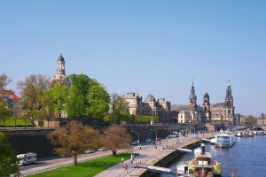 Brühlsche Terrasse in Dresden mit Elbe und historischen Gebäuden bei klarem Himmel.