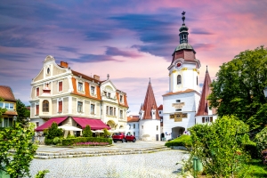 Malerische Altstadt mit Kirche und historischem Gebäude bei Sonnenuntergang.