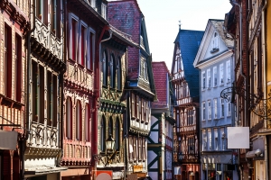 Historische Fachwerkgasse in Marburg, Deutschland, mit bunten, traditionellen Gebäuden.