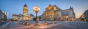 Konzerthaus und Deutscher Dom am Gendarmenmarkt in Berlin, Panoramaaufnahme bei Tageslicht