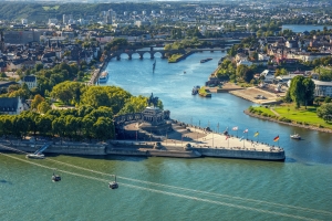 Luftaufnahme des Deutschen Ecks in Koblenz mit Flusslandschaft