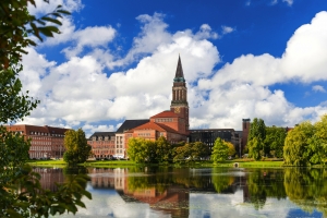 Kiel mit dem Rathausturm, dem Opernhaus und dem Hiroshimapark an der Ostseeküste in Schleswig-Holstein, Deutschland, bei sonnigem Wetter und blauem Himmel.
