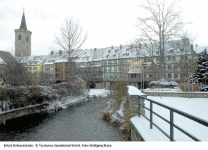 Winterliche Krämerbrücke in Erfurt mit Fachwerkhäusern und Schnee.