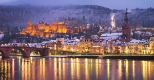 Heidelberg bei Nacht mit beleuchtetem Schloss und Alter Brücke im Winter.