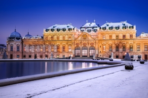Schloss im Winter bei Schnee und Dämmerung.