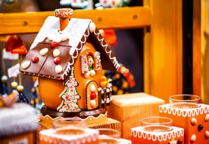 Lebkuchenhaus mit bunten Dekorationen auf einem Weihnachtsmarkt.
