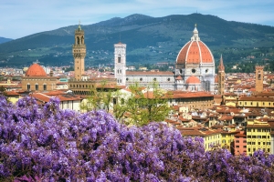 Blick auf Florenz mit Blumen im Vordergrund und der Kathedrale im Hintergrund.