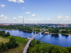 Fußgängerbrücke Herrenkrugsteg über die Elbe aus der Vogelperspektive.