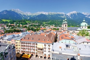 Stadtpanorama mit Bergen im Hintergrund an einem sonnigen Tag