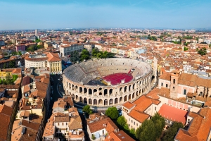 Luftaufnahme der Arena von Verona inmitten der Stadt.