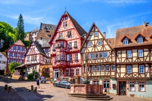 Fachwerkhäuser an einem sonnigen Tag in einer malerischen Altstadt.