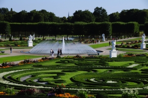 Großer Garten in den Herrenhäuser Gärten mit Brunnen und grünen Hecken.