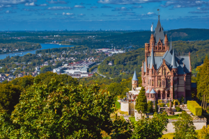 Schloss Drachenburg mit Blick auf den Rhein und die umliegende Landschaft.