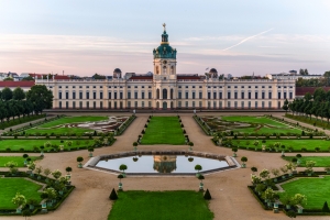 Schloss Charlottenburg mit Gartenanlage und Brunnen im Vordergrund.