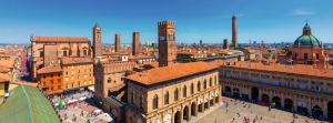 Stadtansicht von Bologna mit historischen Gebäuden und Türmen.