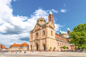Dom von Speyer mit blauem Himmel im Hintergrund