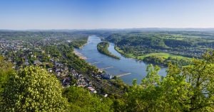Blick auf Rheinschleife und umliegende Landschaft bei Königswinter von oben.