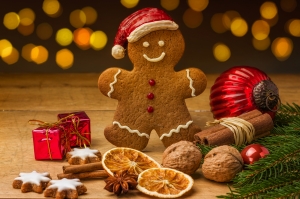 Lebkuchenmann mit Zimt, Nüssen und Weihnachtsdekoration.
