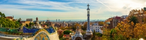Park Güell in Barcelona mit Stadtblick im Hintergrund an einem sonnigen Tag.