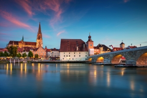 Ansicht der Altstadt von Regensburg bei Sonnenuntergang mit Steinbrücke und Dom.