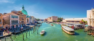 Panoramaansicht des Canal Grande in Venedig mit Booten und historischen Gebäuden.