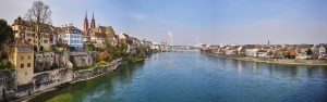 Panorama von Basel mit dem Rhein und historischen Gebäuden.
