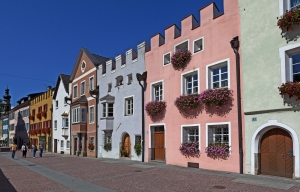 Bunte Häuserreihe mit Blumenkästen in Straßburg bei sonnigem Wetter.