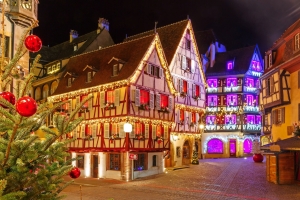 Fachwerkhäuser weihnachtlich beleuchtet in einer Altstadt bei Nacht