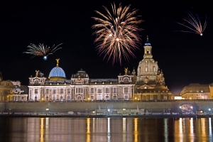 Historisches Gebäude bei Nacht mit Feuerwerk am Himmel.