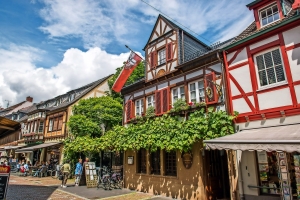 Fachwerkhäuser in der Ahrhutstraße, Ahrweiler, bei sonnigem Wetter.