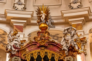 Barockaltar mit Engelsskulpturen und reichen Verzierungen in einer Kirche.