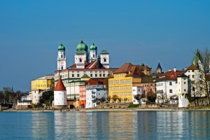 Blick auf die Altstadt von Passau mit Donau und barockem Dom.