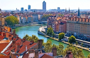 Stadtansicht von Lyon mit Fluss und Gebäuden im Hintergrund.