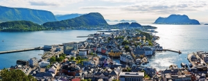 Küstenstadt mit umliegendem Wasser und Bergen bei Tageslicht.